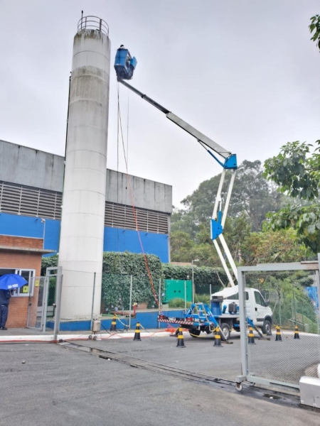 Plataforma Aérea Articulada sobre Caminhão 20 Metros