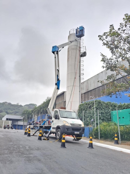 Plataforma Aérea Articulada sobre Caminhão 20 Metros