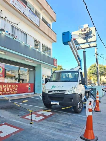 Plataforma Aérea Articulada sobre Caminhão 20 Metros