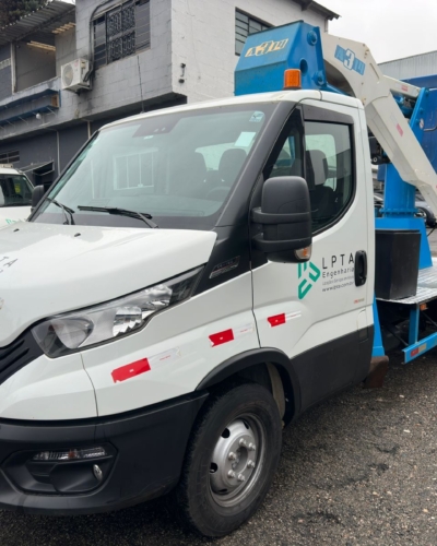 Plataforma Articulada sobre Caminhão 14 Metros