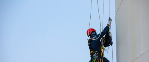 Benefícios de contratar serviço de alpinismo industrial para projetos em altura