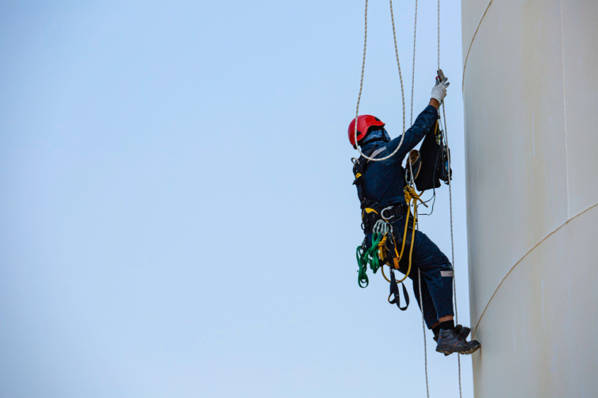 Benefícios de contratar serviço de alpinismo industrial para projetos em altura