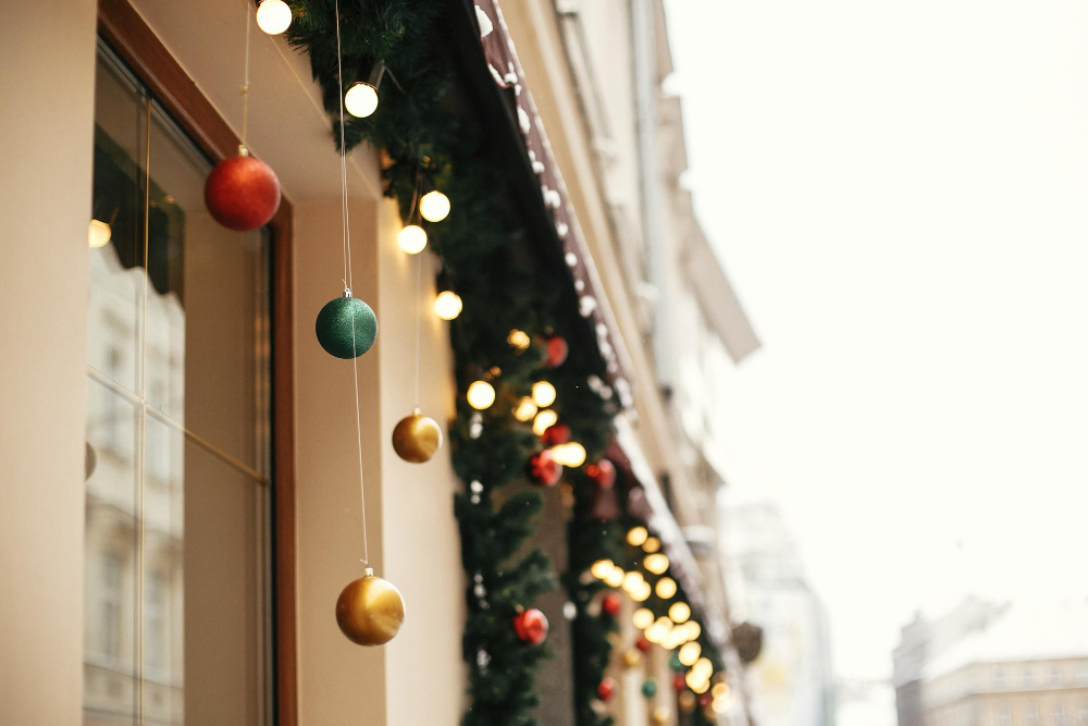 fachada de natal decorada com bolas coloridas