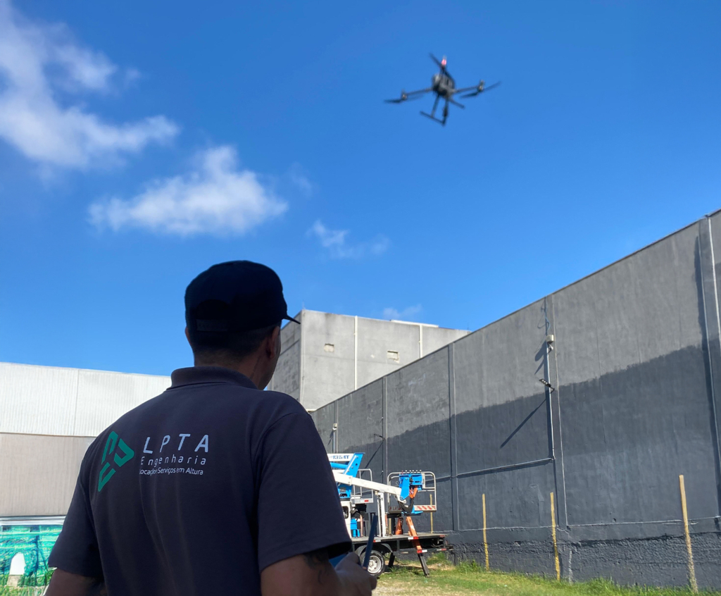 limpeza de placa solar com drone