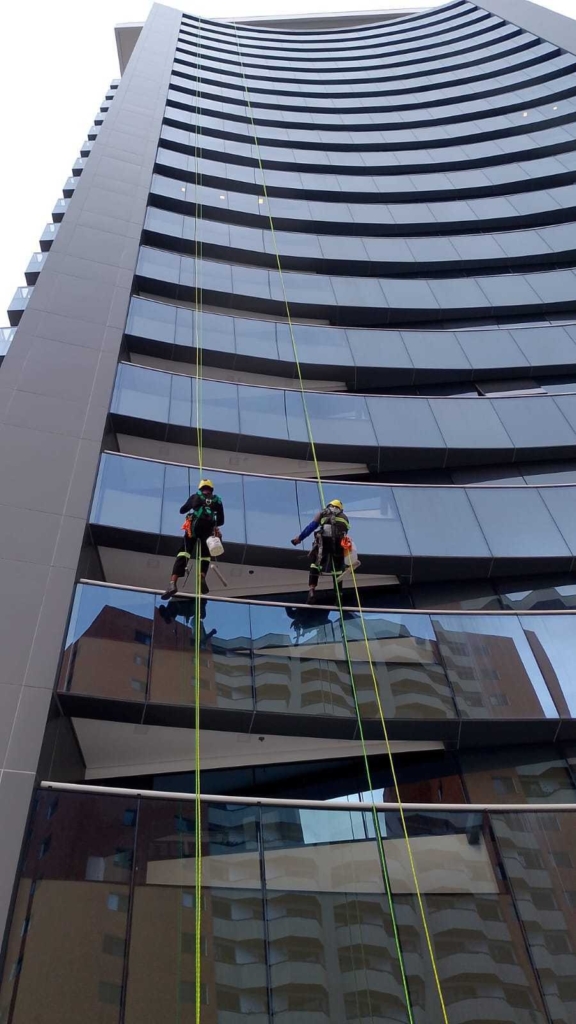 técnicas utilizadas na limpeza de vidros em altura